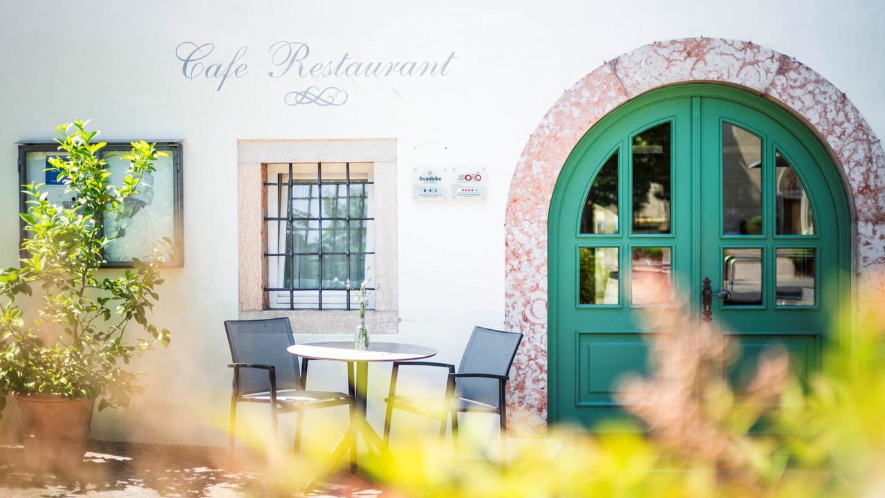 Un tavolino all'esterno del nostro bar