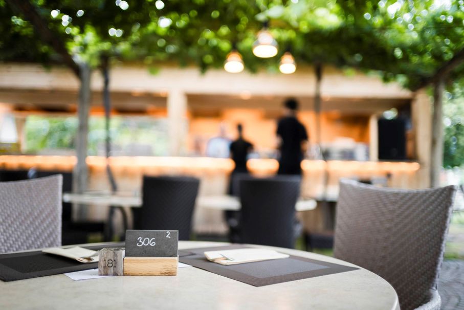 Ein Tisch für zwei im Gastgarten