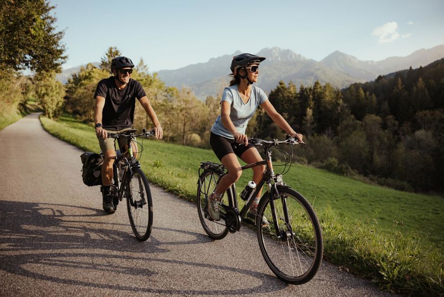 Ein Mann und eine Frau machen eine Radtour
