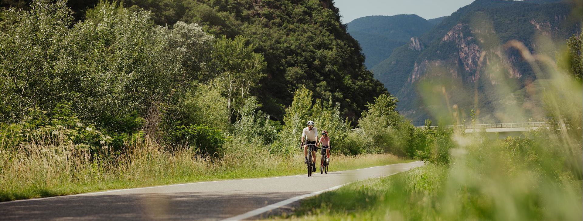 Due persone su una pista ciclabile