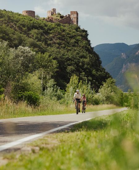 Zwei Personen auf einem Talradweg