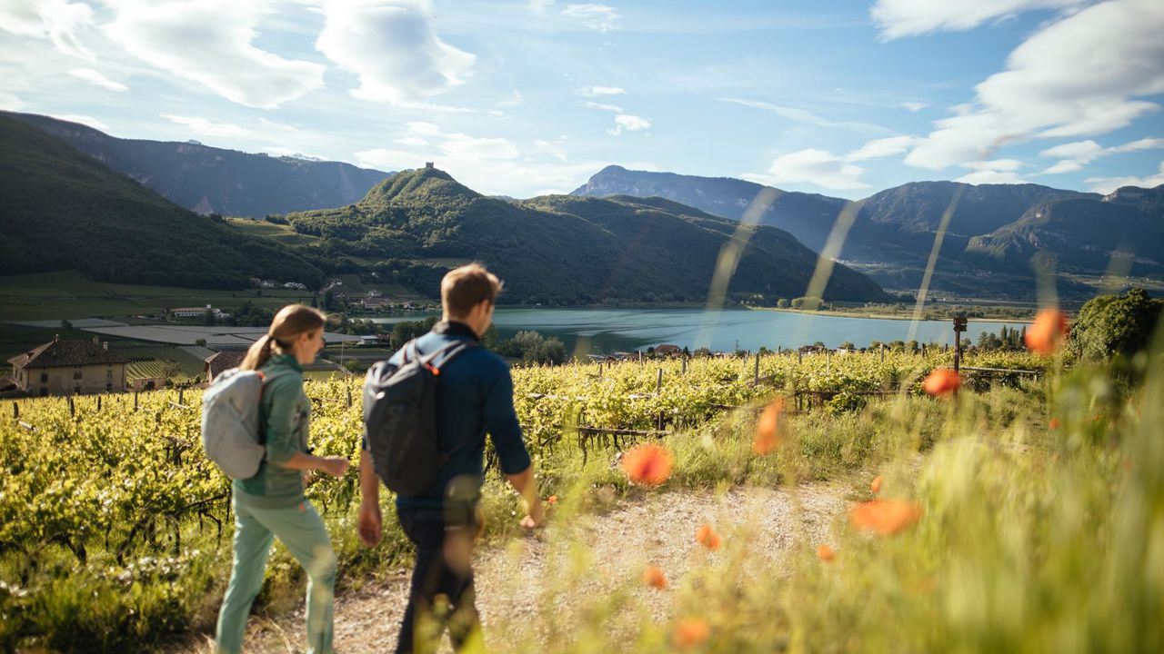 Due persone che fanno un'escursione