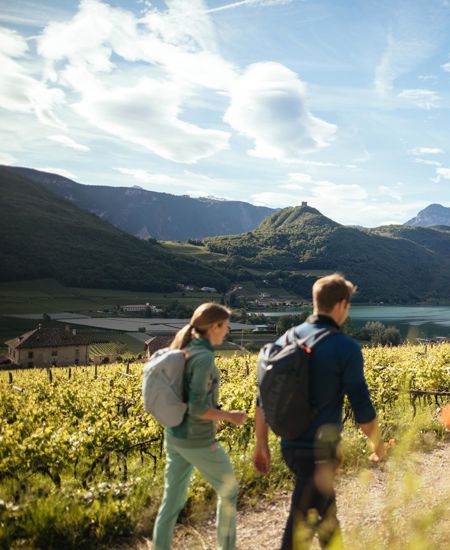Zwei Personen beim Wandern