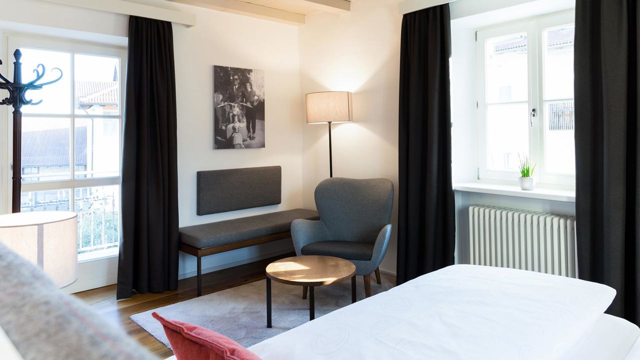 Ein Zimmer mit Doppelbett und Sitzecke