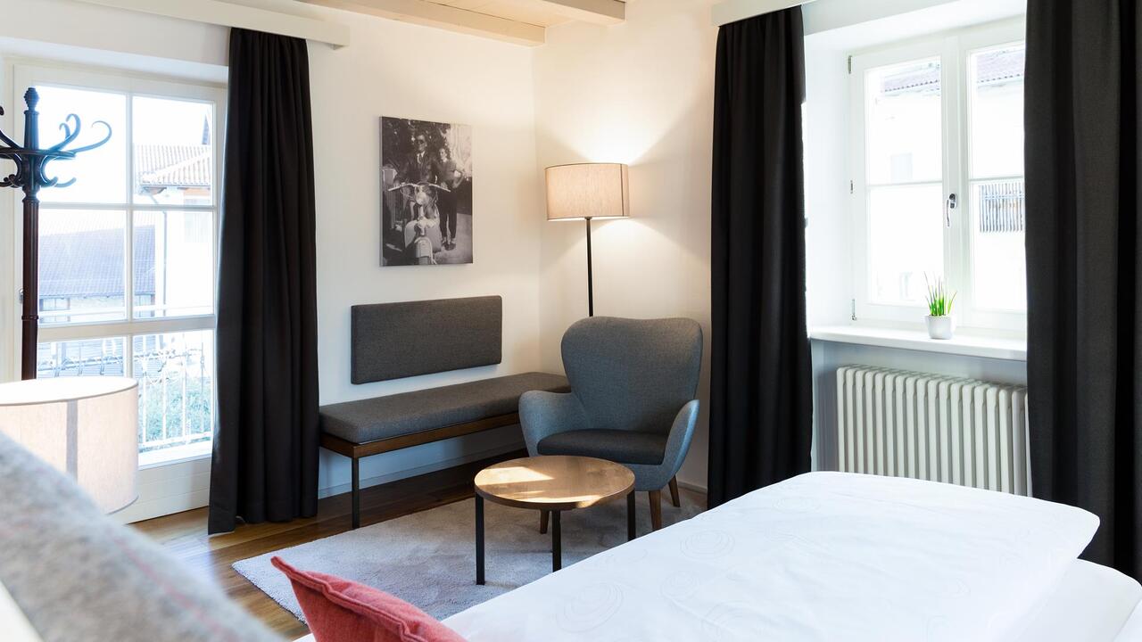 Ein Zimmer mit Doppelbett und Sitzecke
