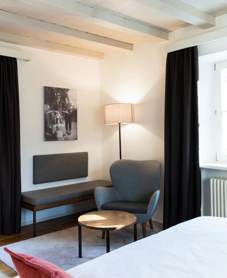 Ein Zimmer mit Doppelbett und Sitzecke