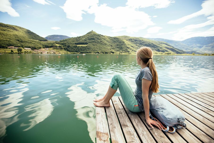 Eine Frau an einem See