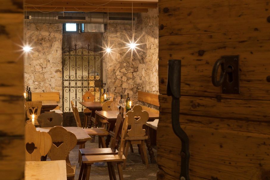 Tavoli nella cantina dei vini