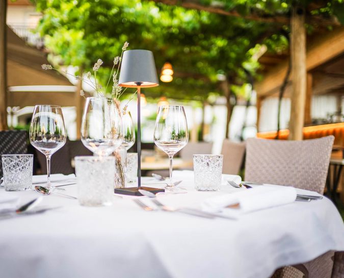 Ein gedeckter Tisch im Gastgarten