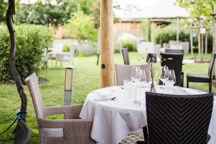 Ein Tisch im Gastgarten