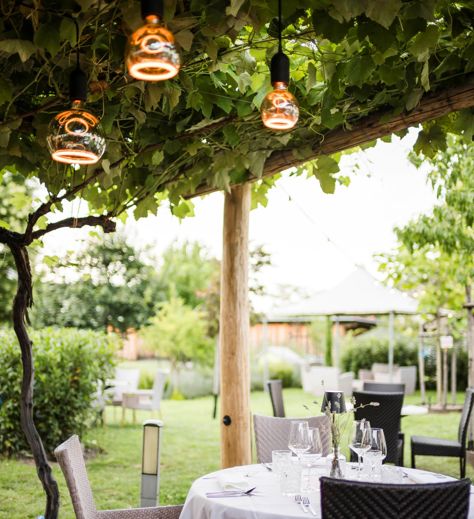 Ein Tisch im Gastgarten