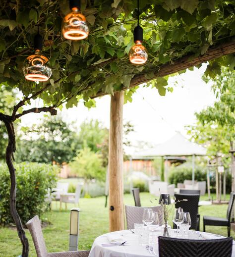 Un tavolo in giardino