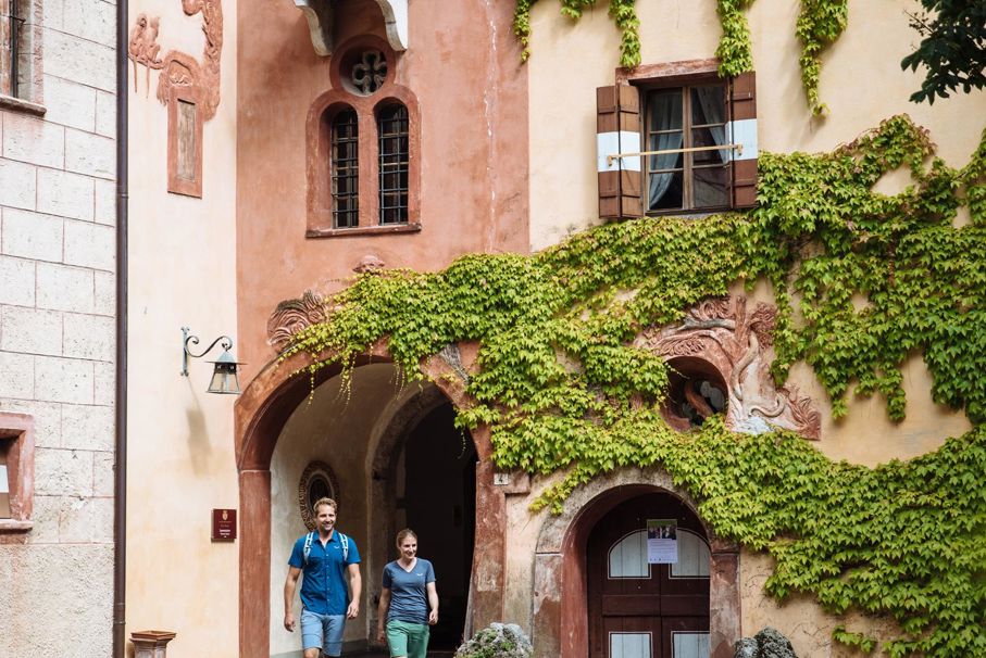 Two people on a walk through Kurtinig