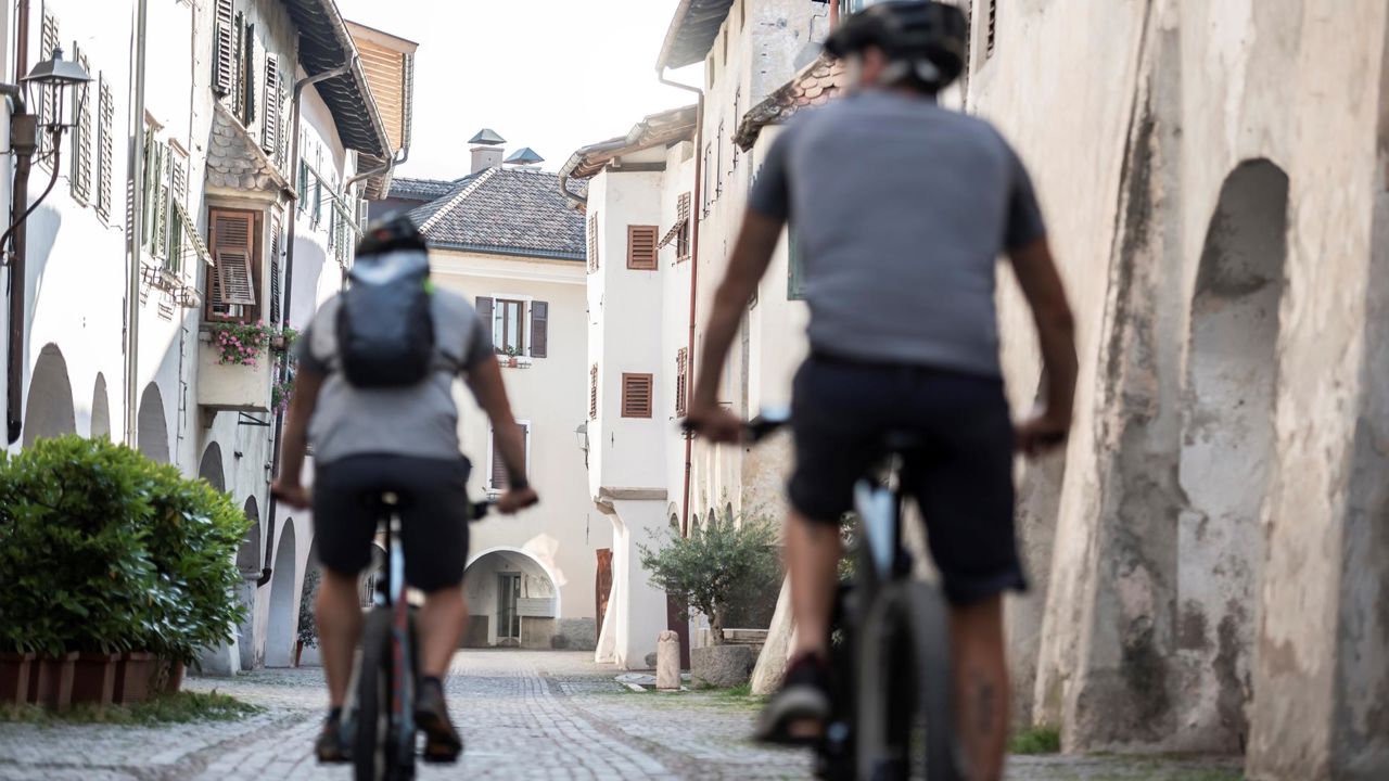 Two people on a bike tour