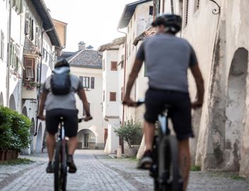 Zwei Personen auf einer Radtour
