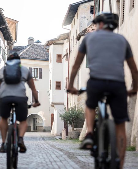Zwei Personen auf einer Radtour