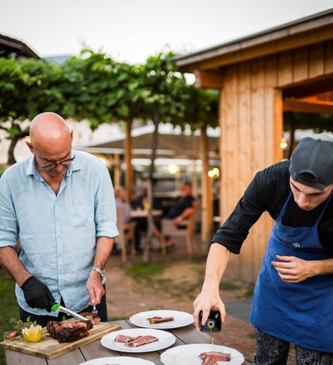 Das Grillfleisch wird angerichtet