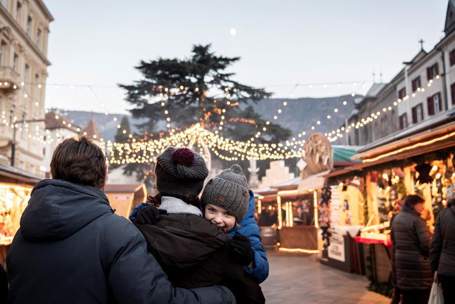 Eine Familie auf einem Weihnachtsmarkt