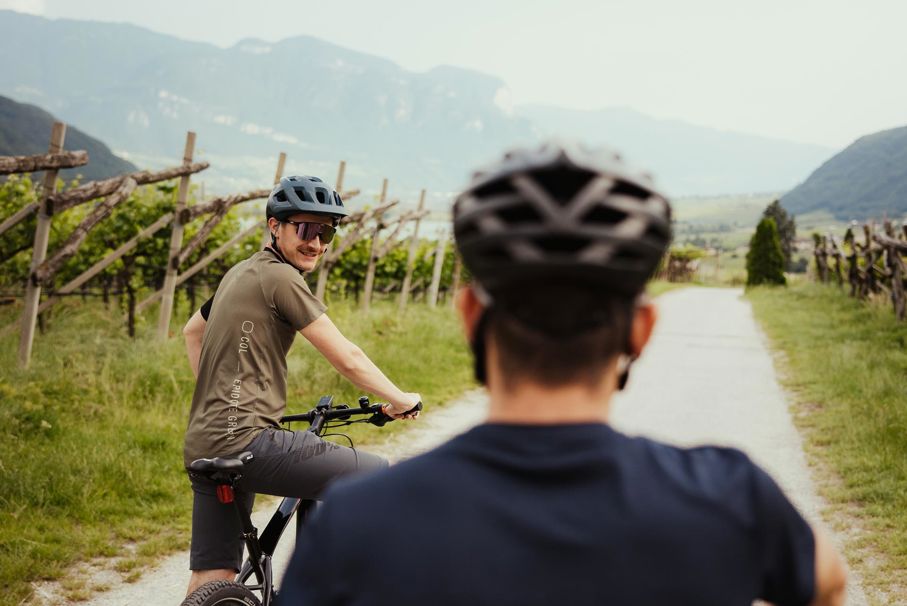 Due persone che godono del piacere della bici nel versante sud dell'Alto Adige