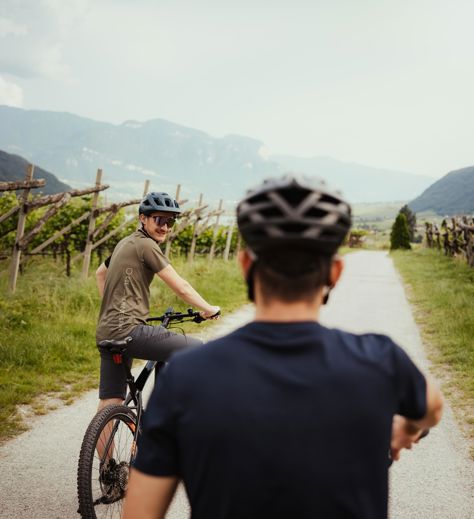 Zwei Personen beim Genussradeln in Südtirols Süden