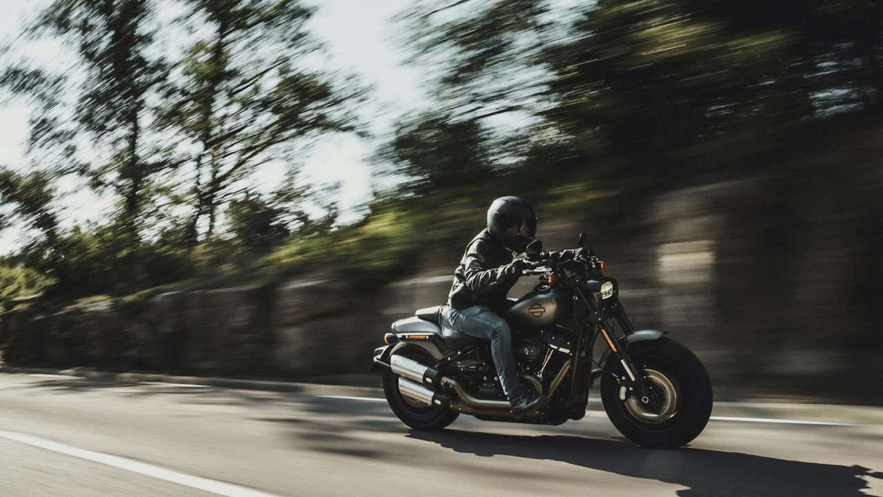 Una persona alla guida di una moto