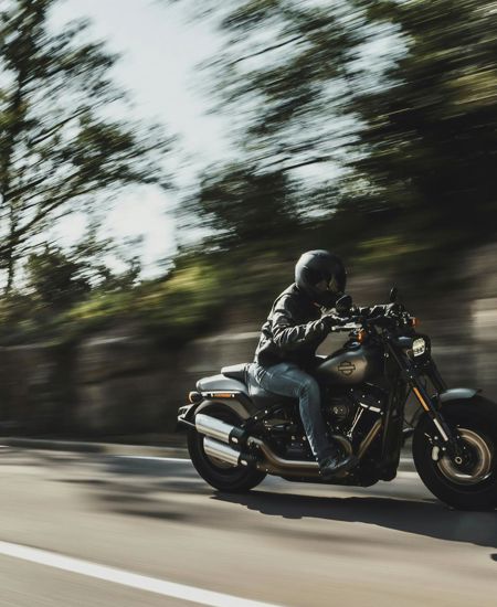 Eine Person fährt ein Motorrad