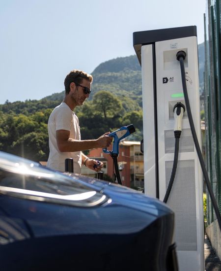 Ein Mann lädt ein E-Auto