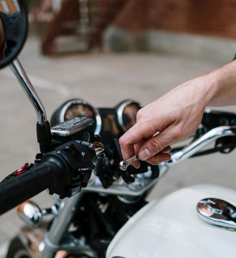 Eine Person auf einem Motorrad