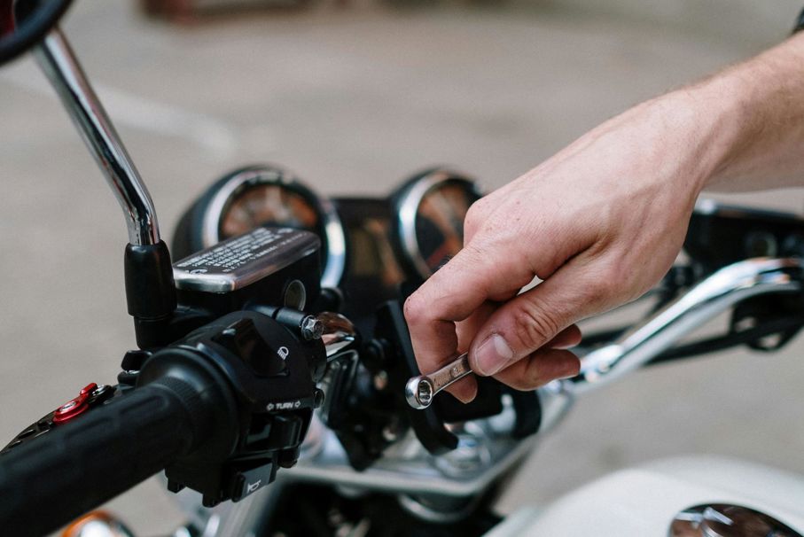 Eine Person auf einem Motorrad