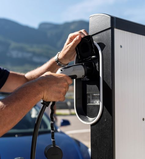 Ein E-Auto wird aufgeladen