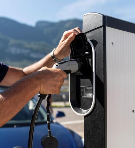 Caricare una macchina elettrica