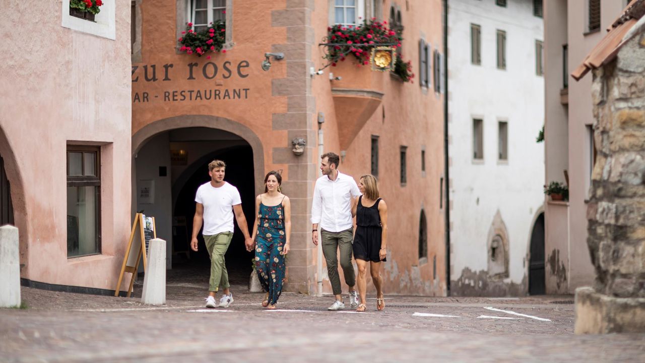 Zwei Paare spazieren durch Kurtinig