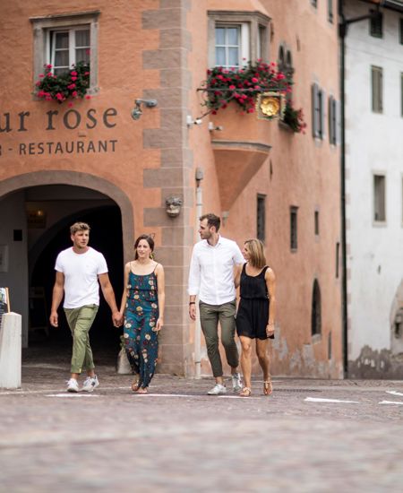 Zwei Paare spazieren durch Kurtinig