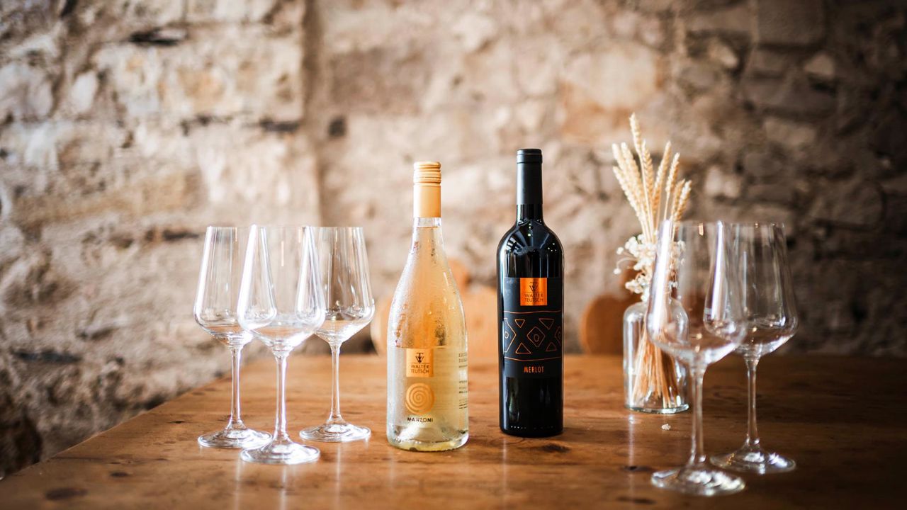 Flaschen und Gläser stehen bereit für die Weinverkostung im Weinkeller