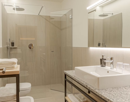 Il bagno di una Suite Deluxe con doccia, lavabo, bidet e WC