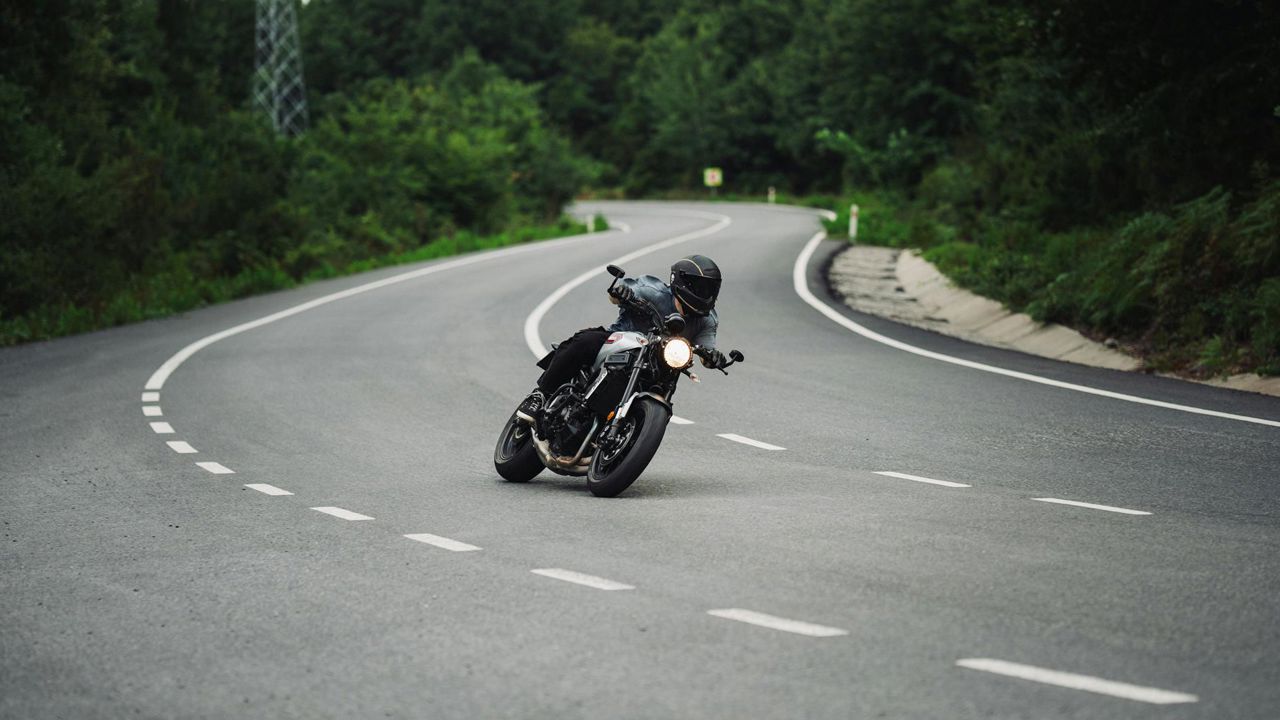 Eine Person auf einer Motorradtour