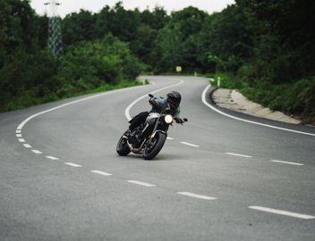Eine Person auf einer Motorradtour