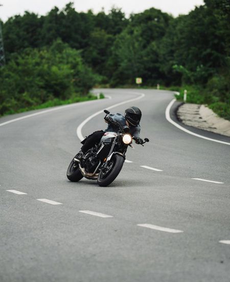 Eine Person auf einer Motorradtour
