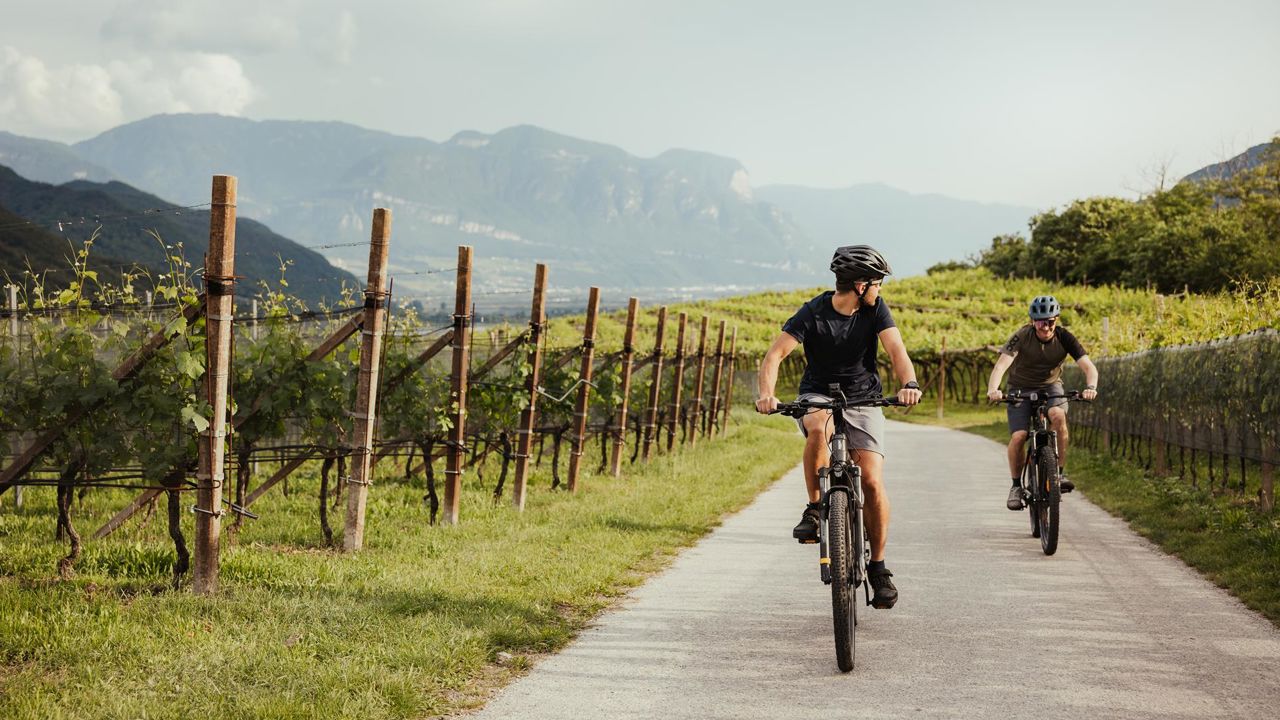 Two people are leisure cycling in South Tyrol