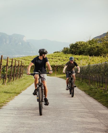 Due persone che godono del piacere della bici nel versante sud dell'Alto Adige