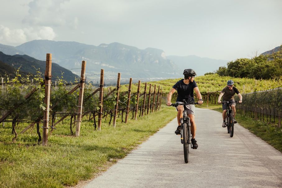 Due persone che godono del piacere della bici nel versante sud dell'Alto Adige
